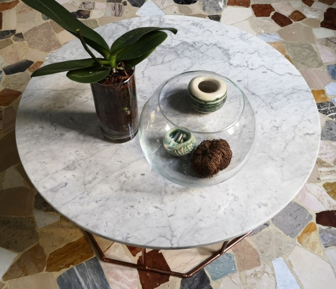 Carrara marble table with copper tubes structure